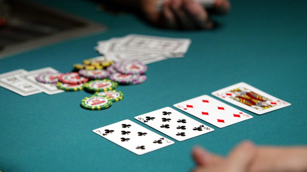 Phân Biệt Xì Tố Và Poker? Ưu Và Nhược Điểm Của Hai Loại Game Bài