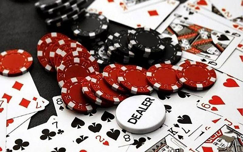 Học cách chơi poker với các chuyên gia trước khi lật bài