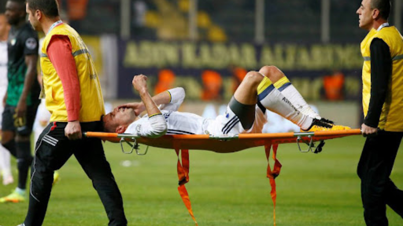 Những cách phòng tránh chấn thương khi chơi bóng đá