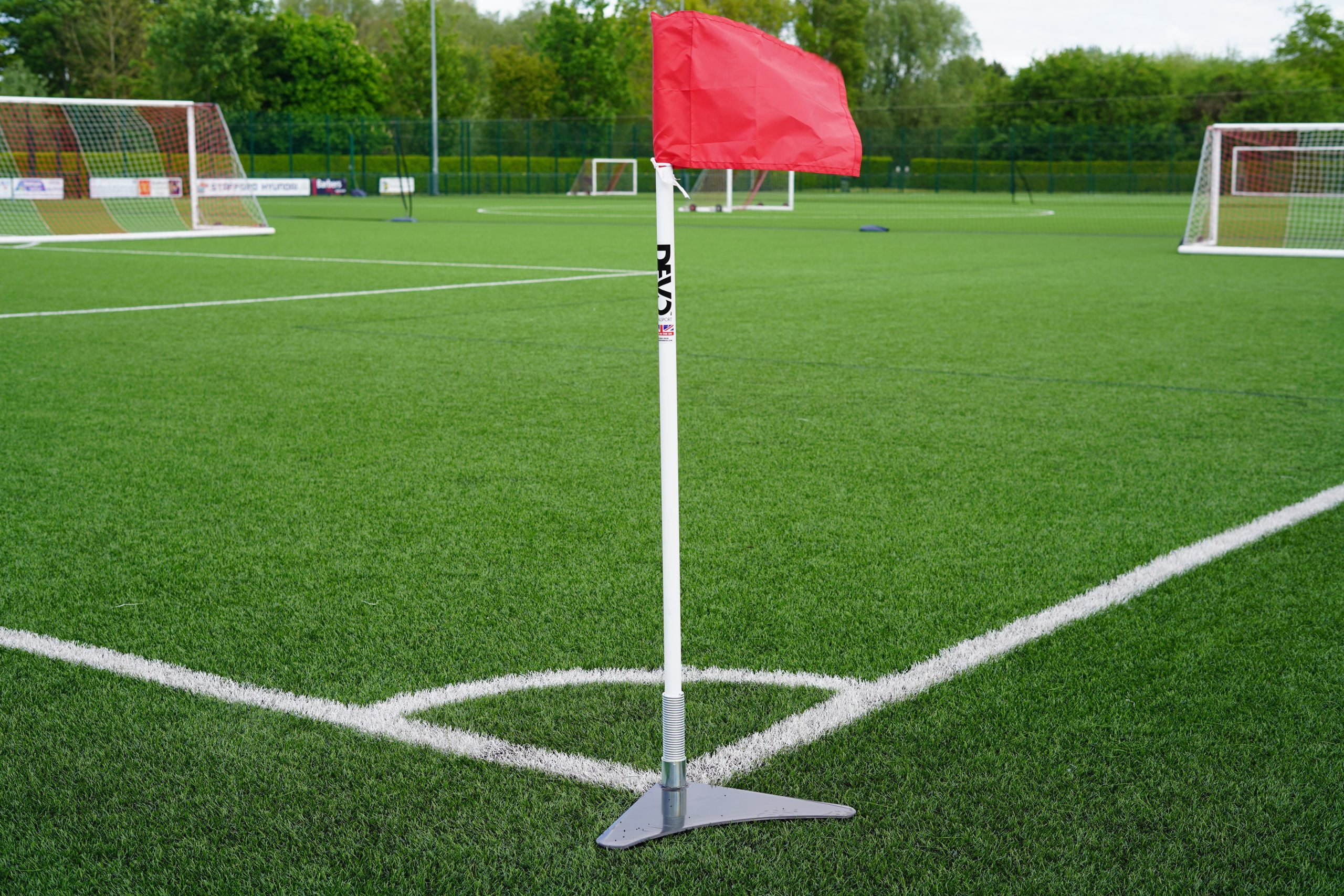 Chiều cao cột cờ góc theo luật IFAB