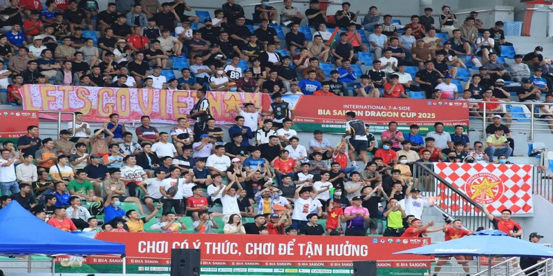 Sự cuồng nhiệt của khán giả bóng đá sân 7